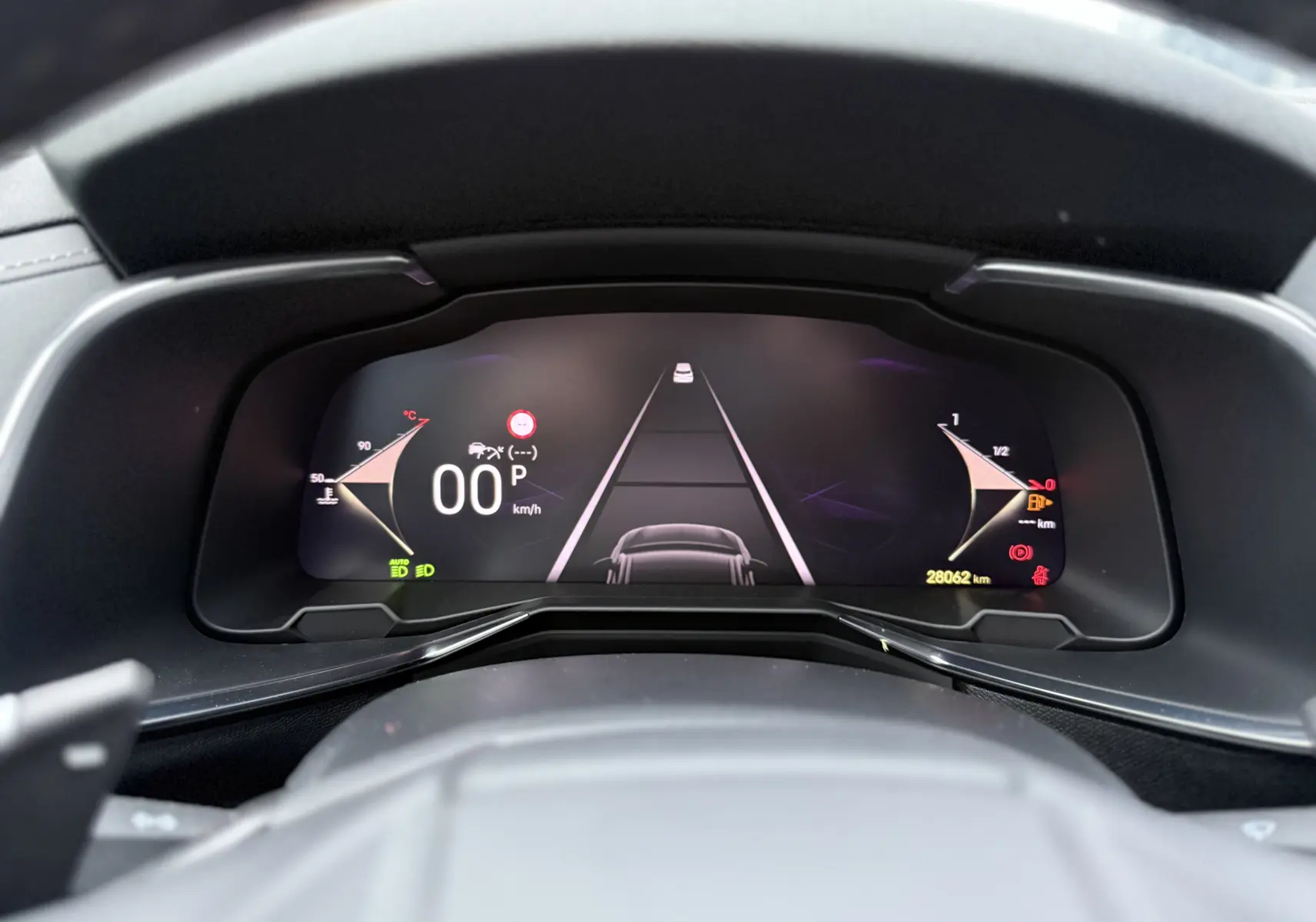 Vue rapprochée du tableau de bord numérique du DS7 2025, affichant la vitesse à 0 km/h et l'interface d'aide à la conduite.