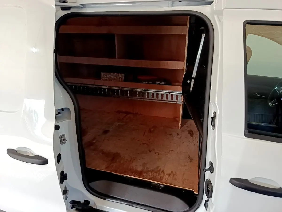 Vue latérale gauche d’un Renault Express blanc avec porte coulissante ouverte montrant l’espace de chargement en bois.