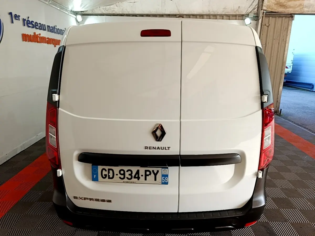 Vue arrière d’un Renault Express blanc 2021 avec portes battantes et logo Renault visible au centre.