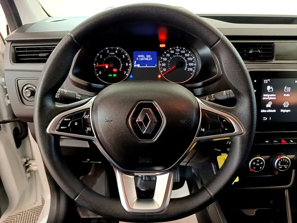 Vue rapprochée du volant noir de la Renault Express 2021 avec tableau de bord et écran tactile visible à droite.