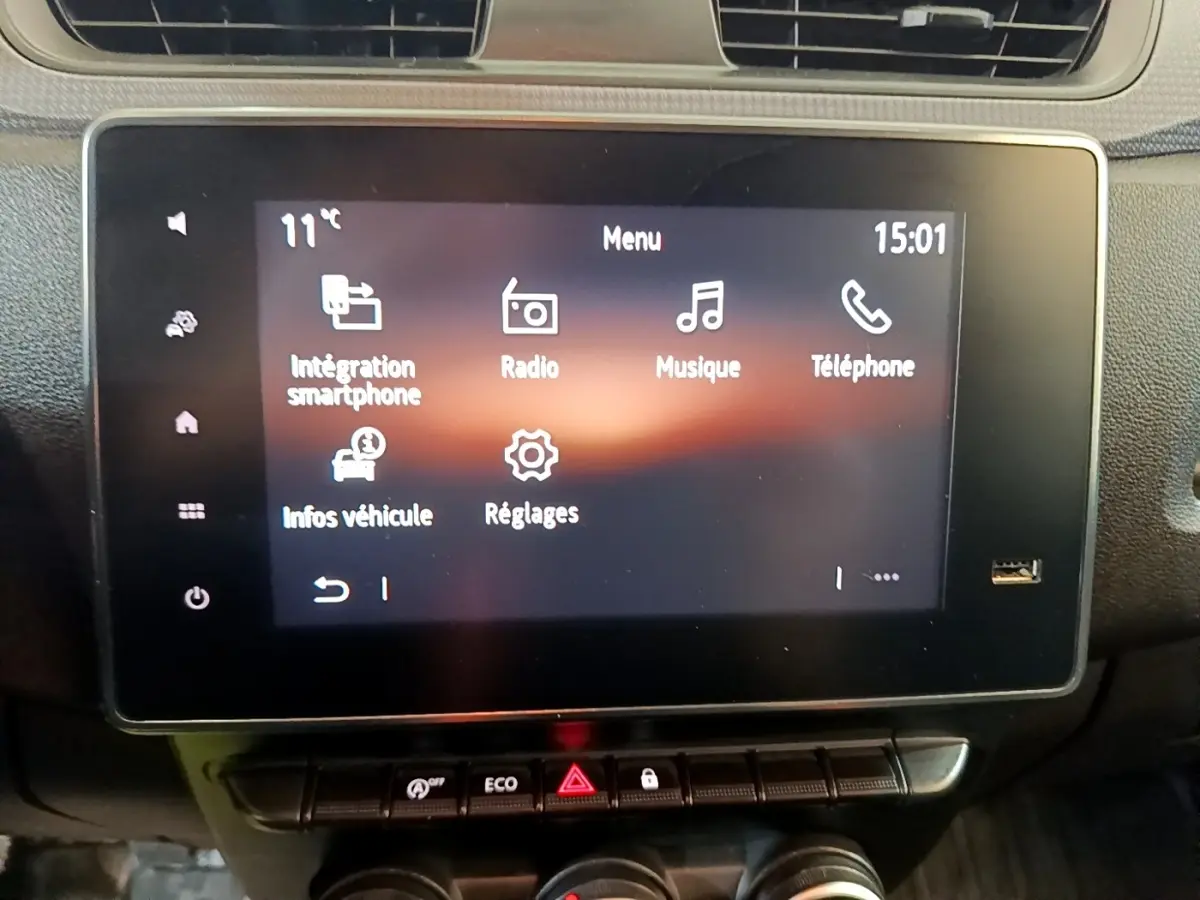 Écran tactile central du Renault Express 2021 affichant le menu multimédia avec intégration smartphone et réglages.