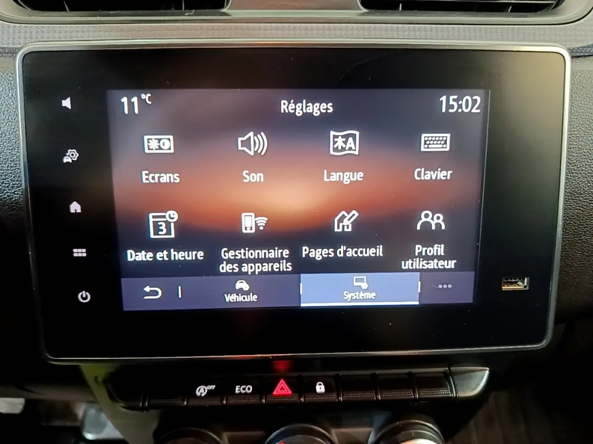Écran tactile central du tableau de bord Renault Express blanc, affichant le menu Réglages à 15h02.