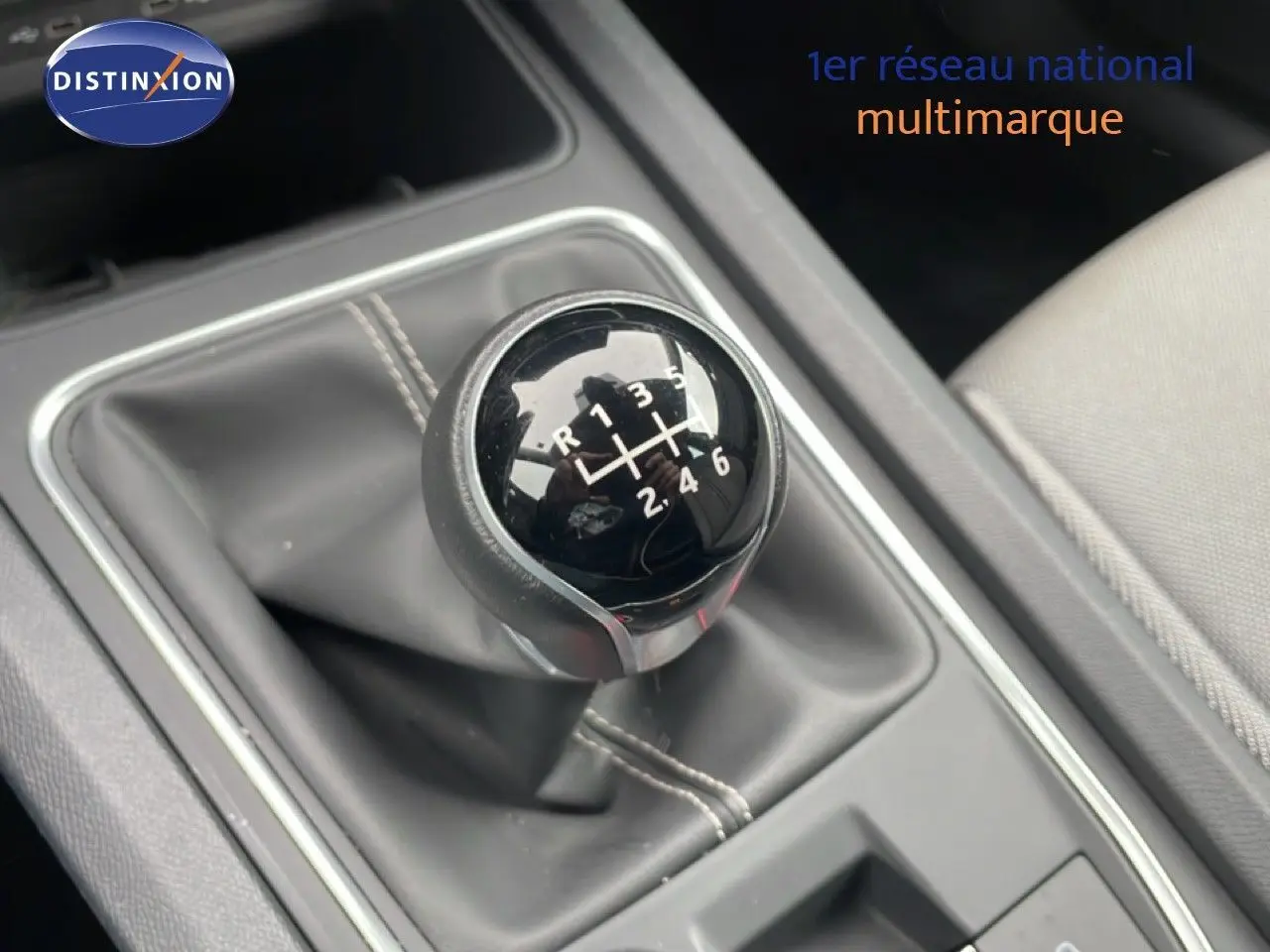 Le levier de vitesses manuel de la SEAT LEON 2.0 TDI 115CH STYLE XL, intérieur gris et tissu clair visible.