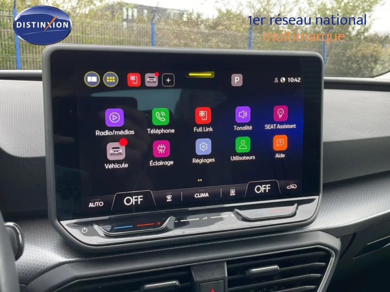 Vue intérieure du tableau de bord de la SEAT LEON 2025, écran tactile central affichant les options multimédia et réglages.