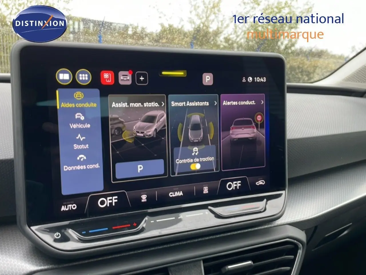 Écran tactile central de la SEAT Leon 2025 bleu Fjord, vue intérieure mettant en avant les aides à la conduite.