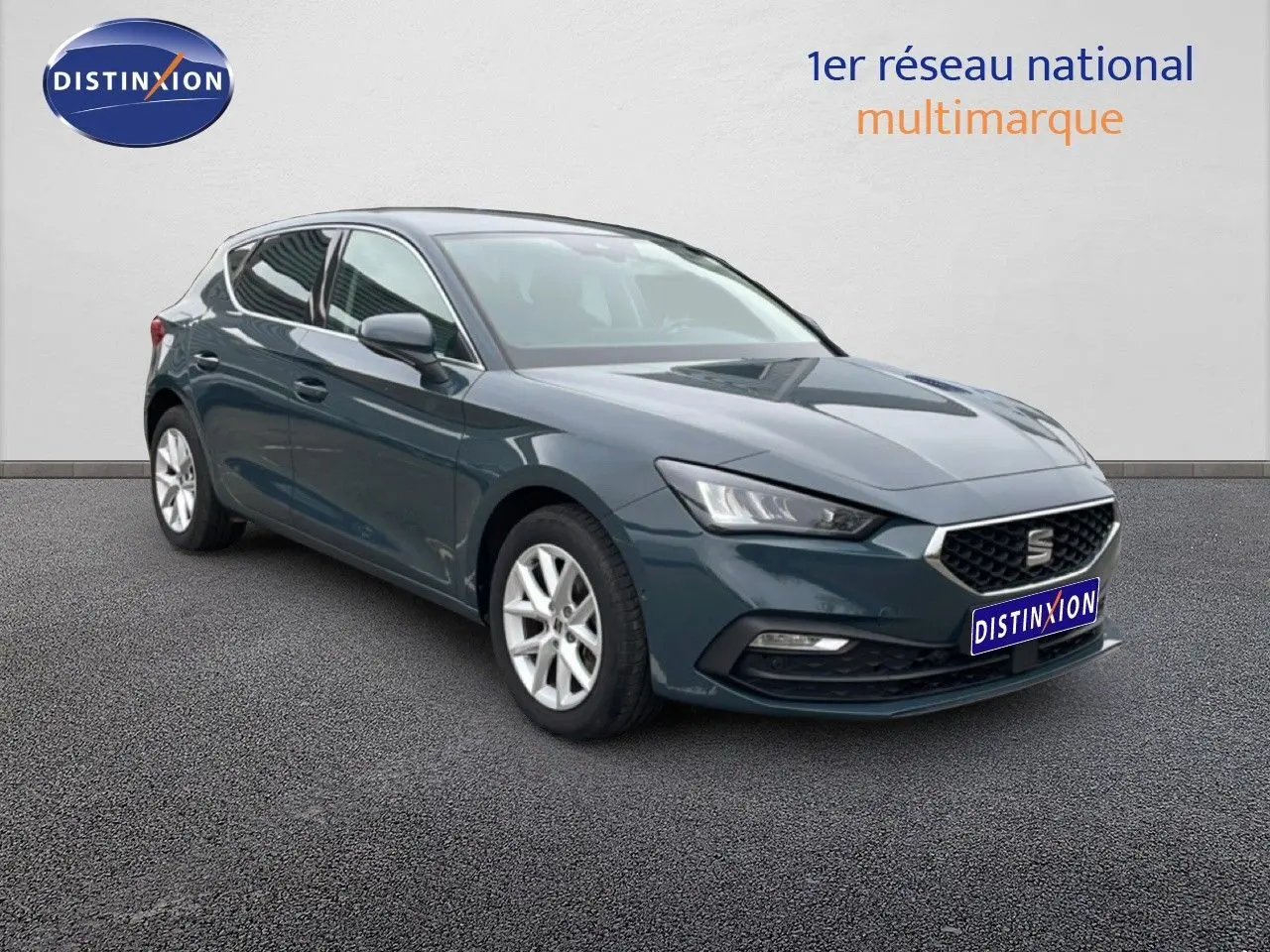 SEAT Leon 2.0 TDI bleu Fjord vue 3/4 avant droit, avec calandre hexagonale et jantes argentées.