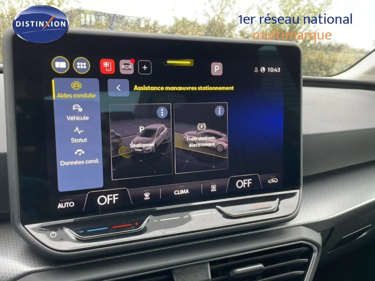 Vue intérieure du tableau de bord de la SEAT LEON bleu Fjord 2025, avec écran tactile affichant l'assistance au stationnement.