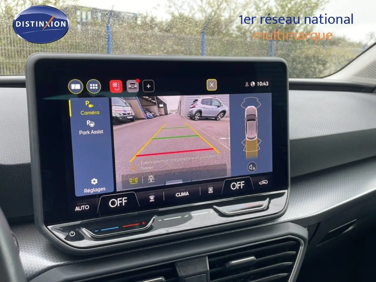 Écran tactile central affichant la caméra de recul et l'assistance au stationnement dans un SEAT Leon bleu Fjord 2025.