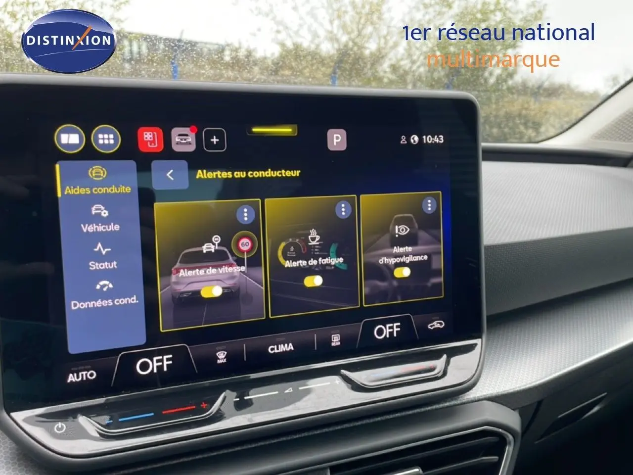 Écran tactile central intérieur du SEAT Leon 2025 bleu Fjord, affichant les alertes au conducteur.