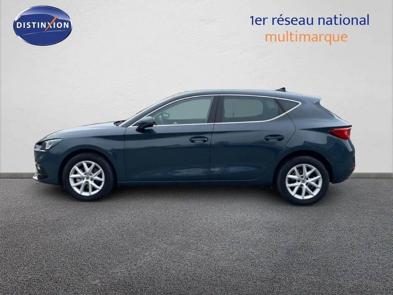 Vue latérale droite d'une SEAT LEON 2.0 TDI 115CH STYLE XL bleu fjord, avec jantes alliage et lignes épurées.