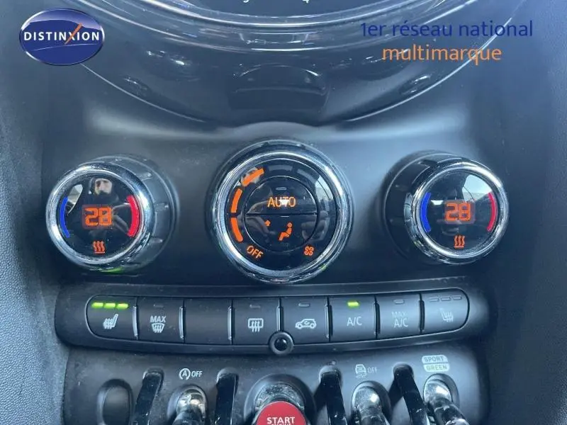 Gros plan sur la console centrale de la MINI Cabriolet noire, montrant les commandes de climatisation automatique et sièges chauffants.