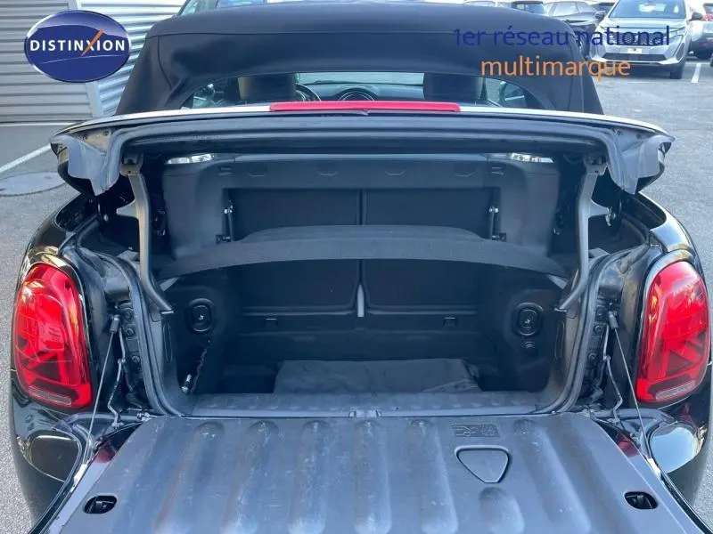 Coffre ouvert vu de l'arrière d'une MINI Cabriolet Cooper Midnight Black II avec capote souple noire.