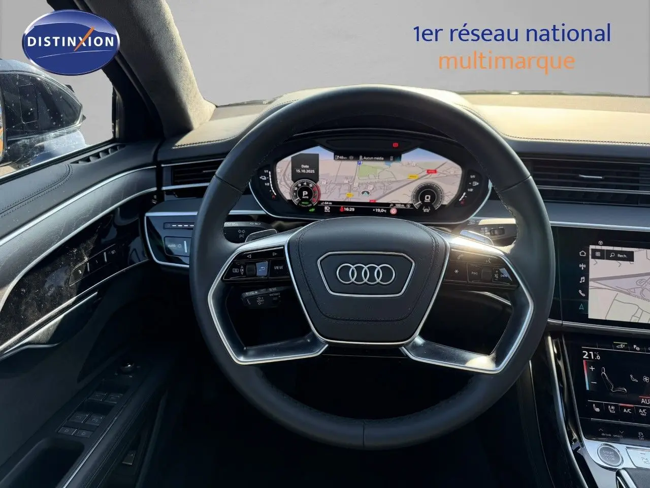 Vue intérieure centrée sur le volant noir et le tableau de bord numérique de l'Audi A8 AVUS 2024.