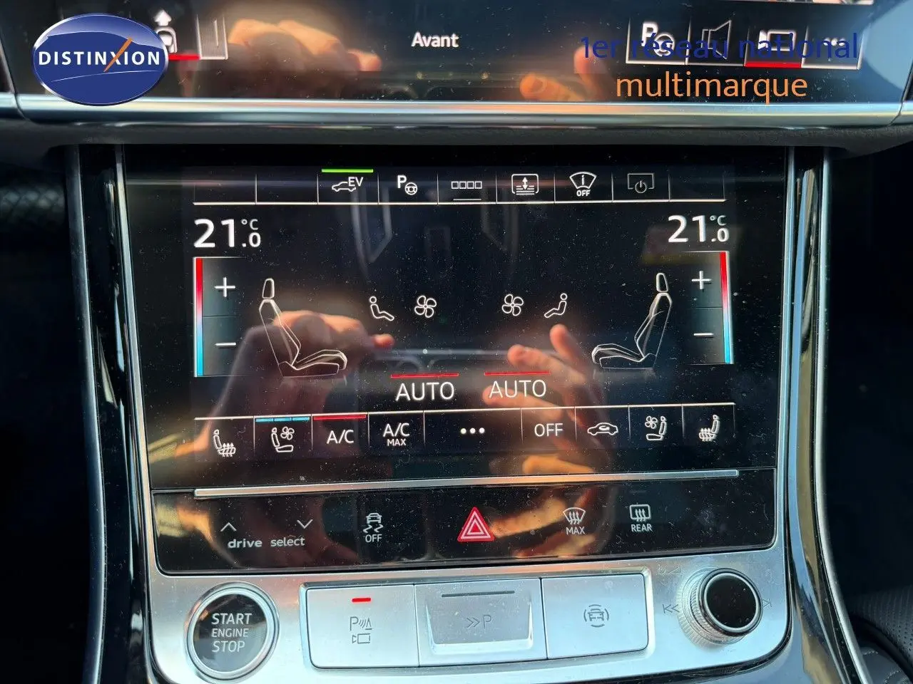 Écran tactile central de la climatisation automatique de l'Audi A8 2024, avec commandes chauffantes et ventilation.