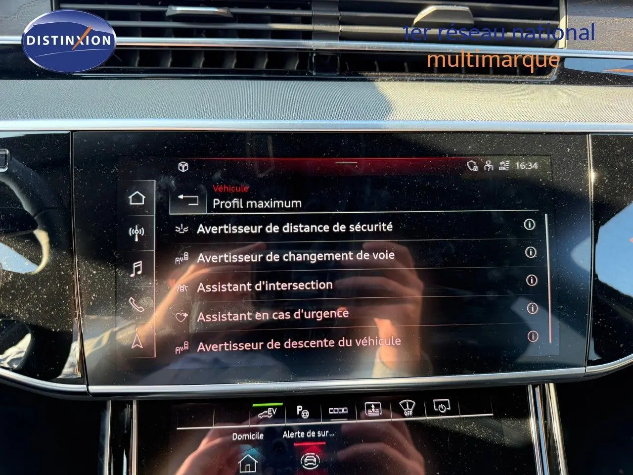 Écran tactile central de l’Audi A8 noire Sebring Cristal 2024 affichant les assistances à la conduite.