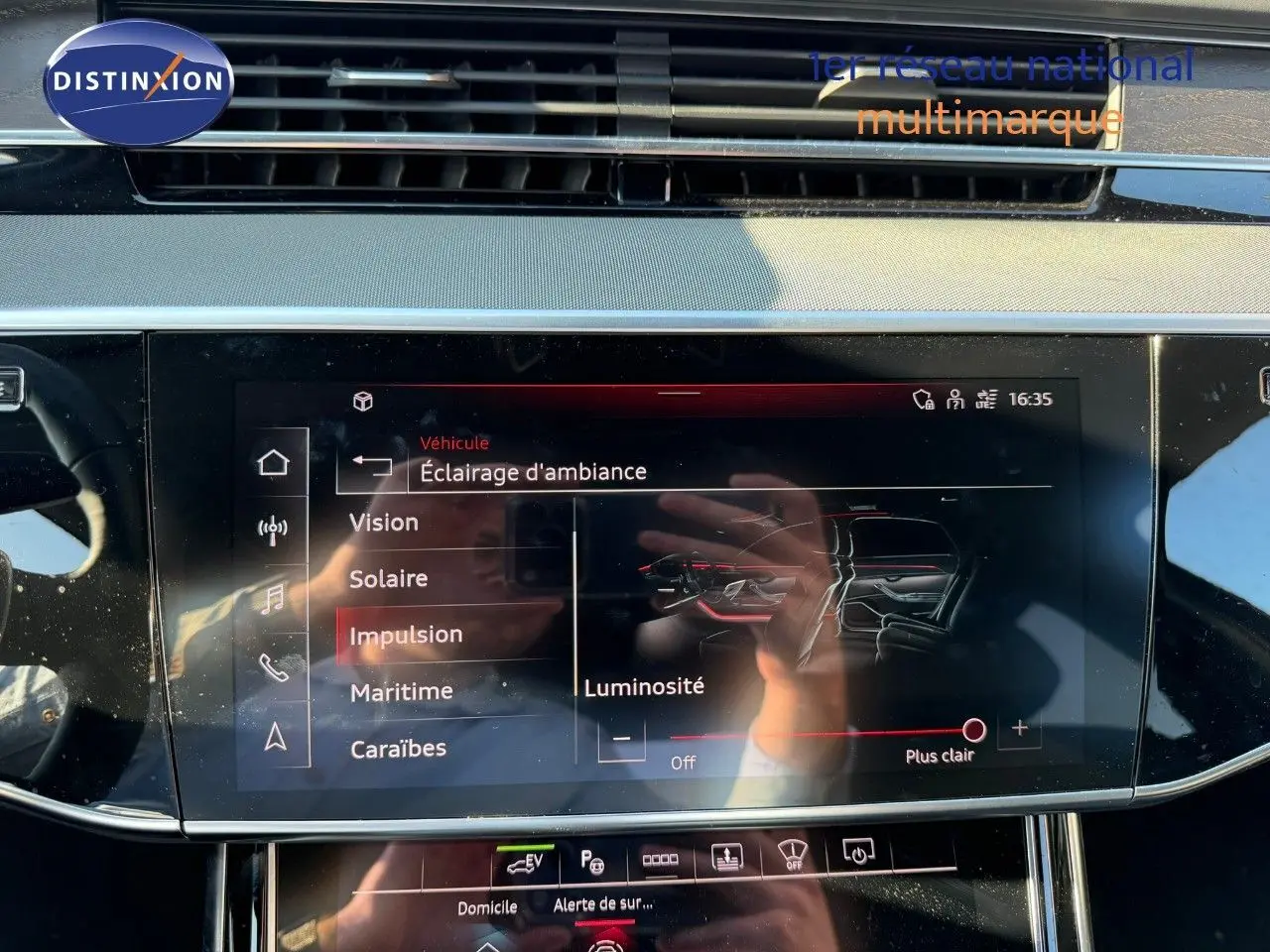 Écran tactile central de l'Audi A8 noir Sebring 2024 montrant les réglages d'éclairage d'ambiance intérieur.