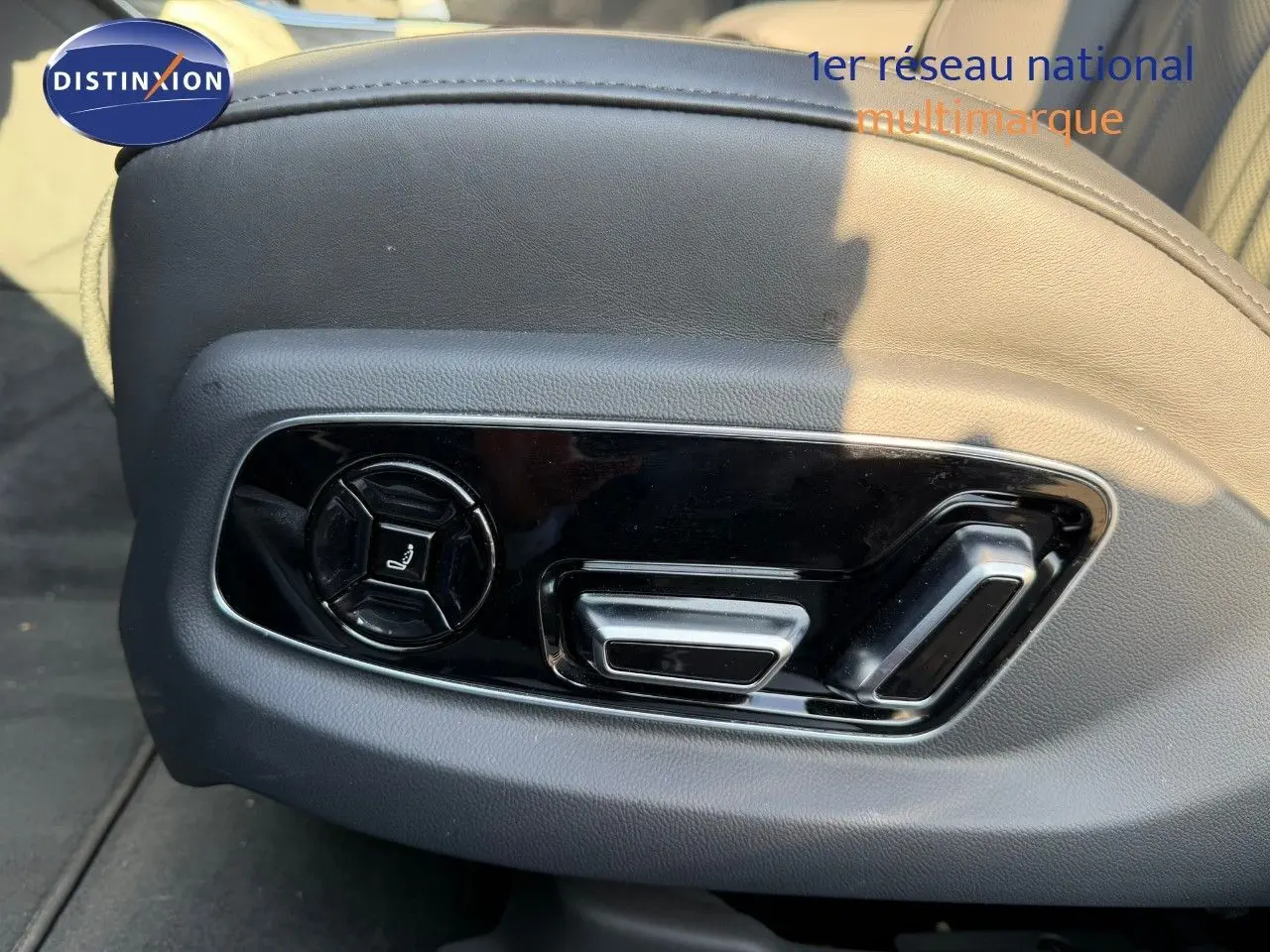 Gros plan sur les commandes de réglage électrique du siège en cuir noir de l'Audi A8 AVUS 2024.