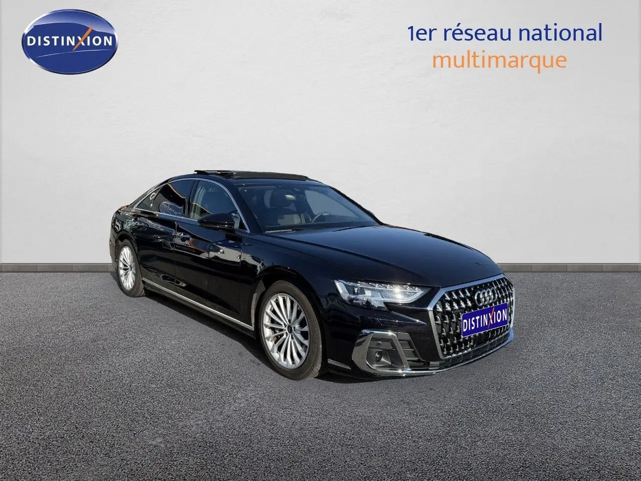 Audi A8 AVUS hybride noire Sebring cristal vue 3/4 avant, mettant en valeur sa calandre distinctive et ses jantes élégantes.