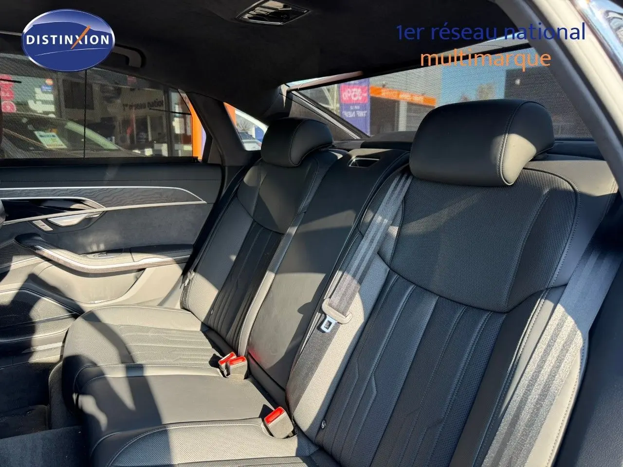 Vue intérieure côté droit des sièges arrière en cuir noir de l'Audi A8 AVUS 2024, soulignant le design et la finition haut de gamme.