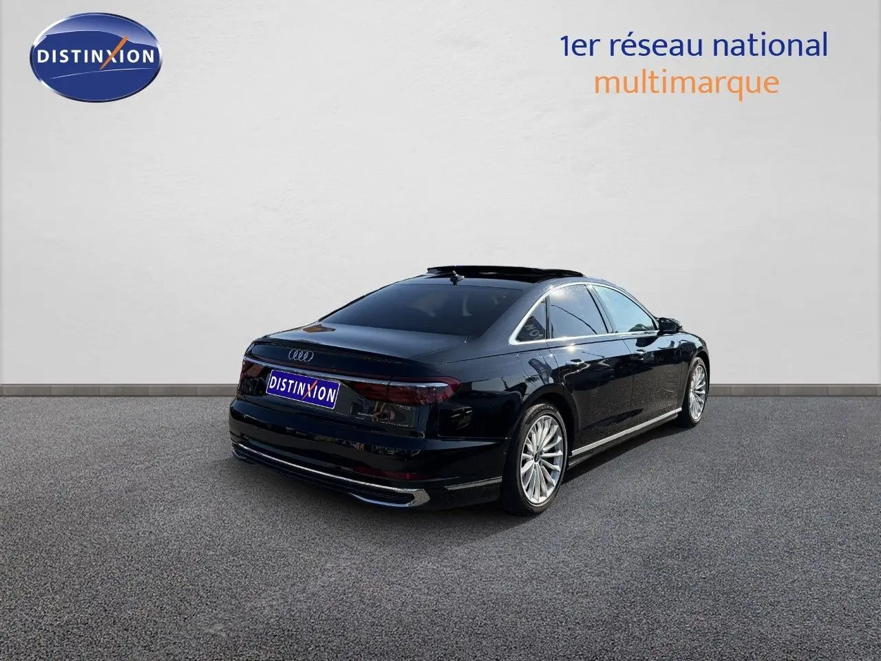 Audi A8 noir Sebring cristal vue 3/4 arrière droit avec jantes alliage et toit ouvrant panoramique.