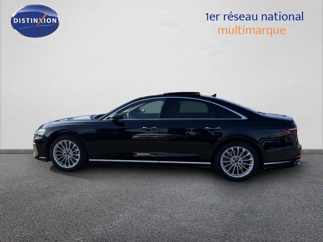 Audi A8 AVUS hybride noire vue de profil côté gauche, soulignant ses jantes élégantes et sa silhouette raffinée.