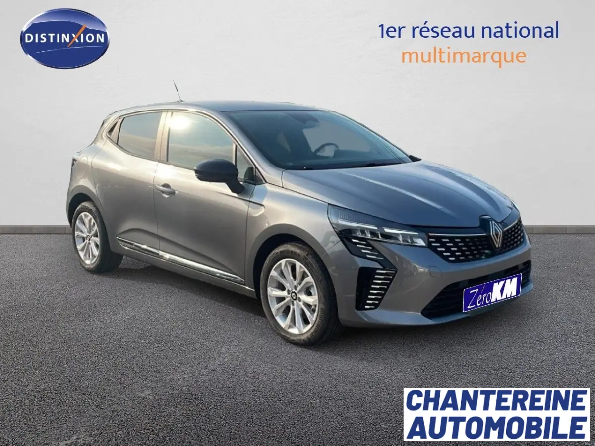 Vue 3/4 avant d'une Renault Clio gris métallisé avec feux LED et jantes alliage sur fond neutre.