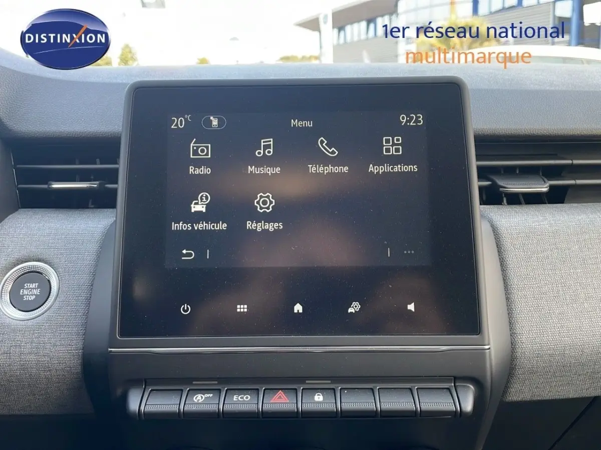 Écran tactile central de la Renault Clio Evolution Blue dCi 100 2025, vue intérieure du tableau de bord.