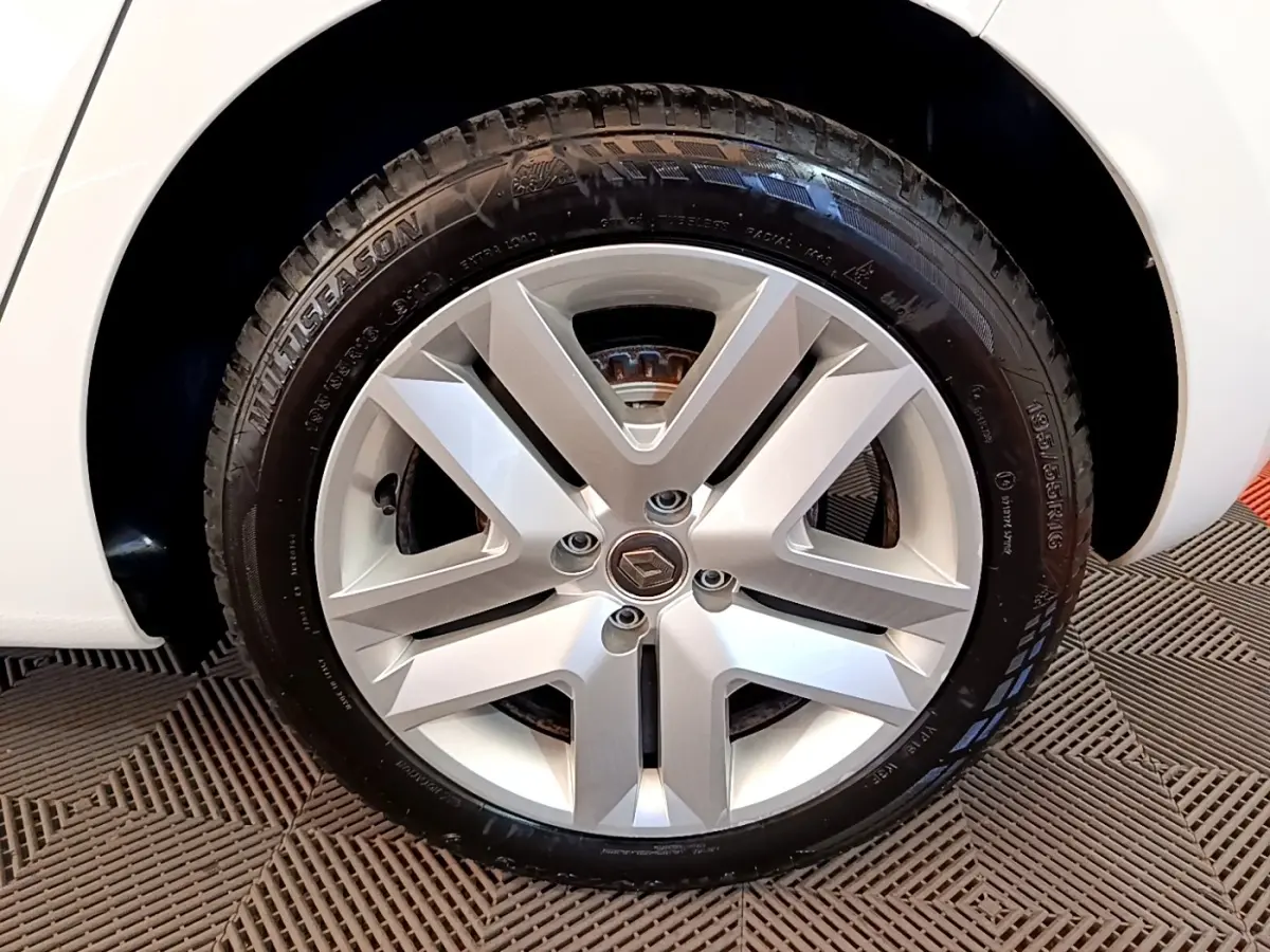 Gros plan sur la roue arrière droite d'une Renault Clio Business Blue dCi 115 blanche, avec passage de roue visible.