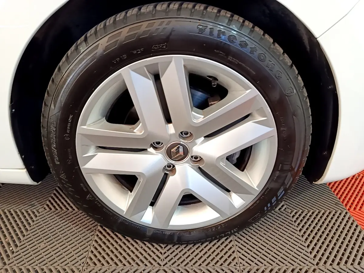 Vue rapprochée de la roue arrière droite d'une Renault Clio Business Blue dCi 115 blanche, avec passage de roue visible.