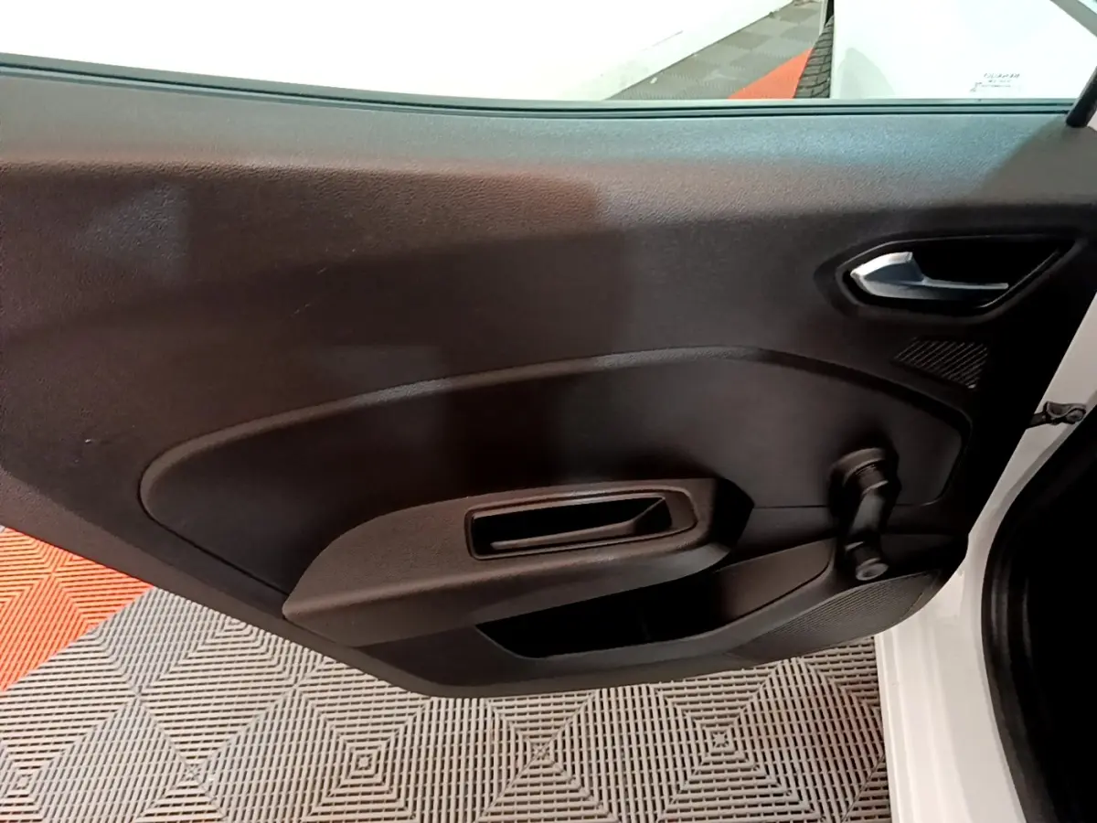 Vue intérieure de la porte avant droite blanche d'une Renault Clio 2020 avec manivelle de vitre noire.