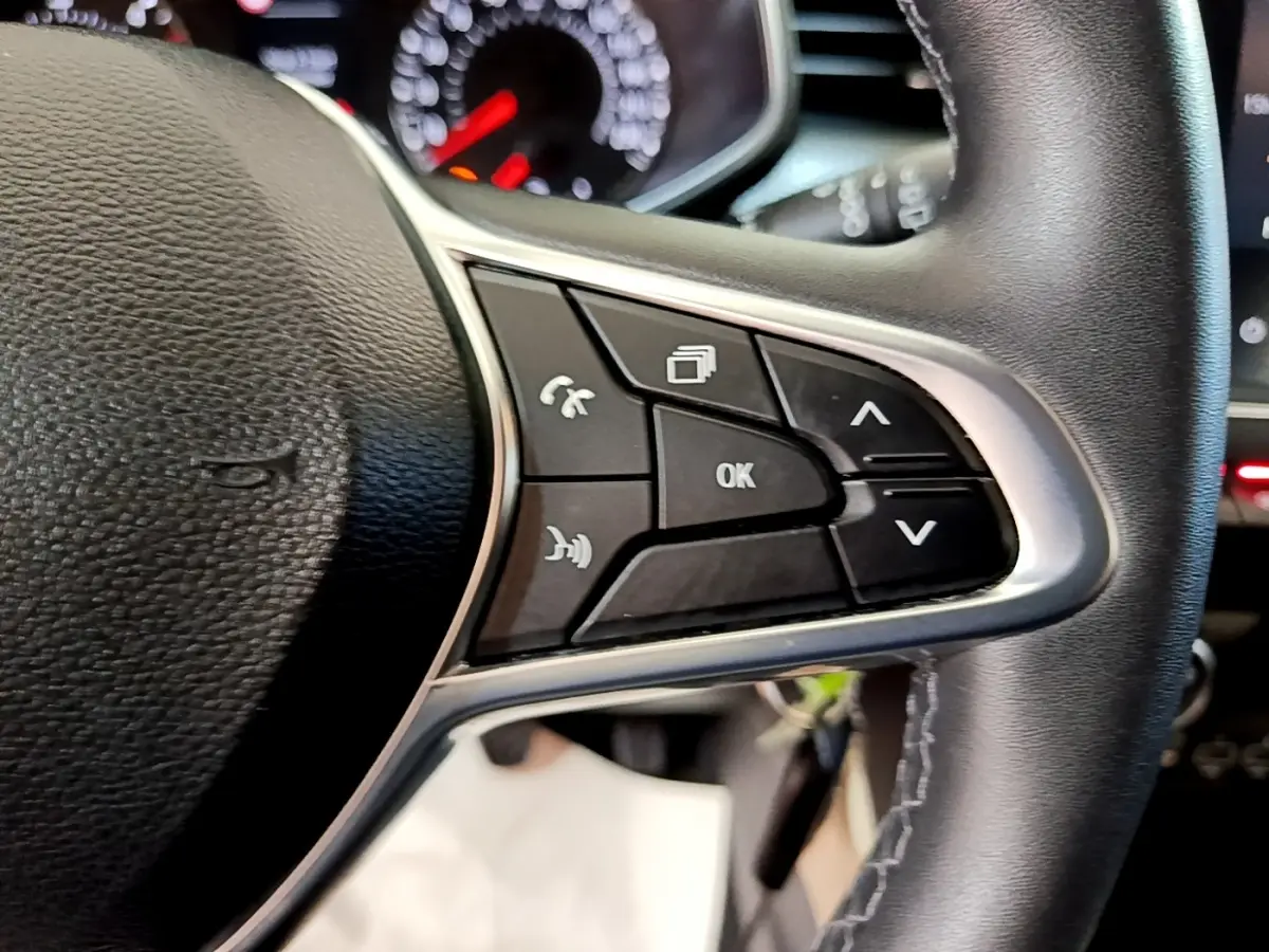 Gros plan sur les commandes multifonctions à droite du volant cuir noir de la Renault Clio Business Blue dCi 115 2020.