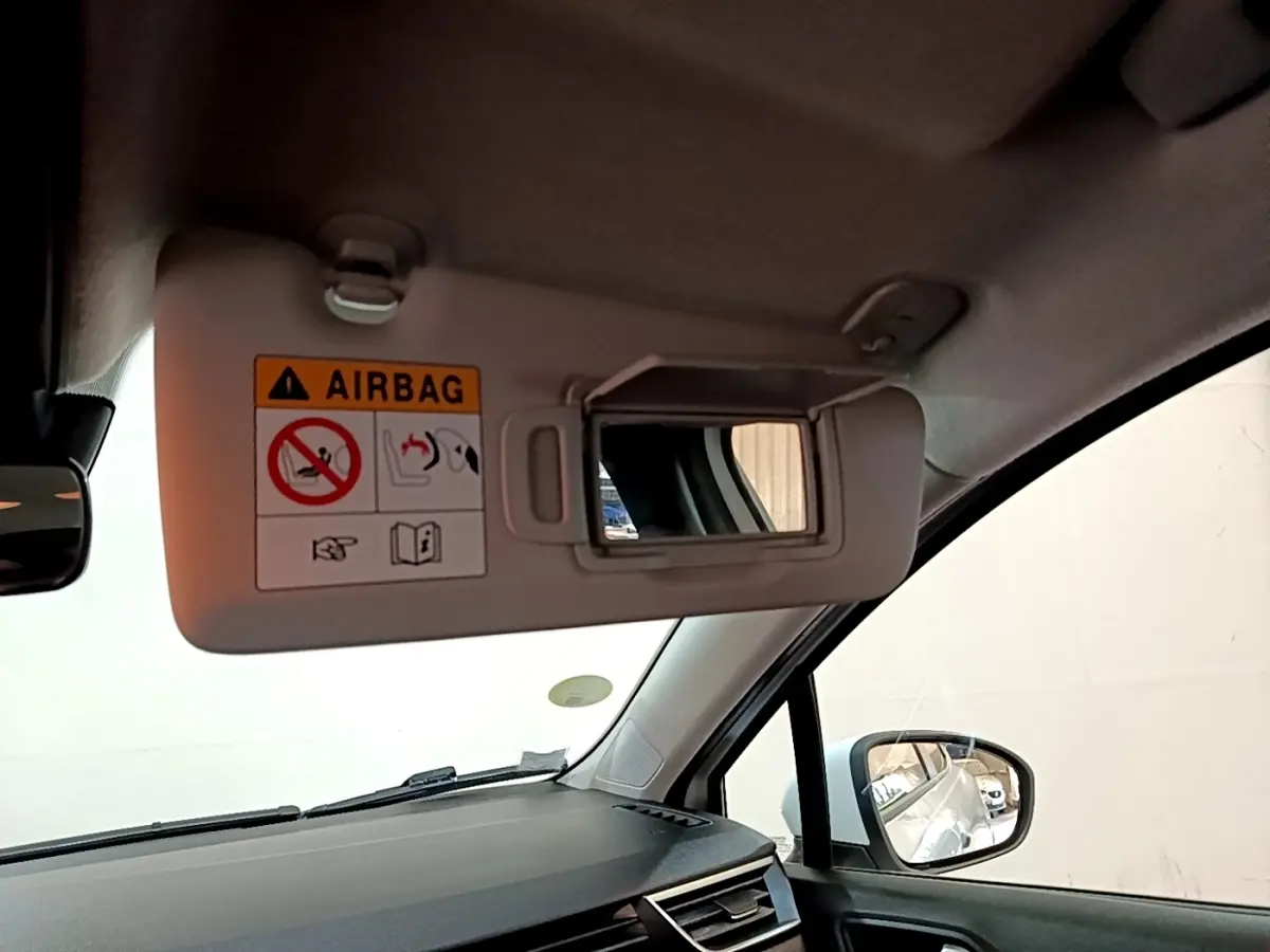 Intérieur de la Renault Clio Business Blue dCi 115 2020, vue côté passager avec pare-soleil ouvert et rétroviseur visible.