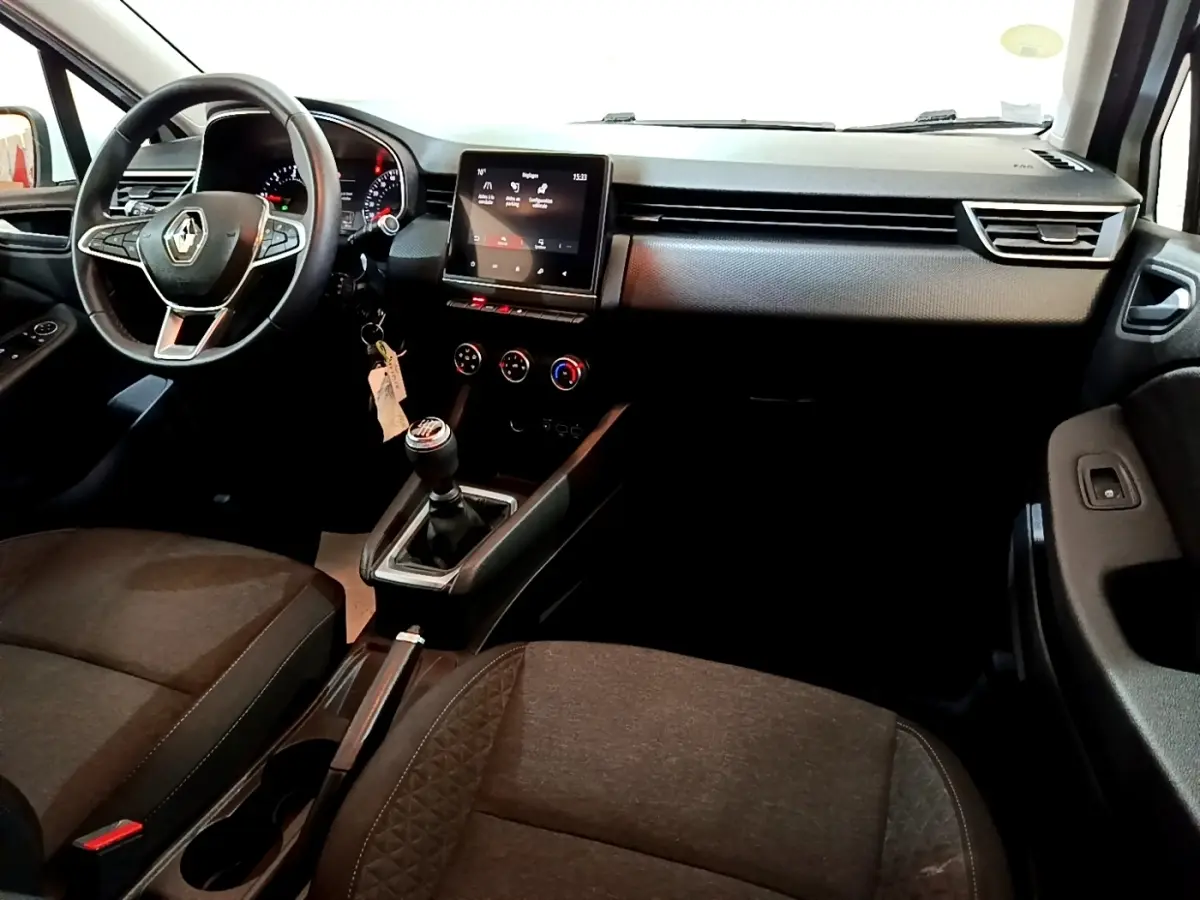 Vue intérieure avant de la Renault Clio Business Blue dCi 115 2020, tableau de bord noir avec écran tactile central et volant multifonctions.