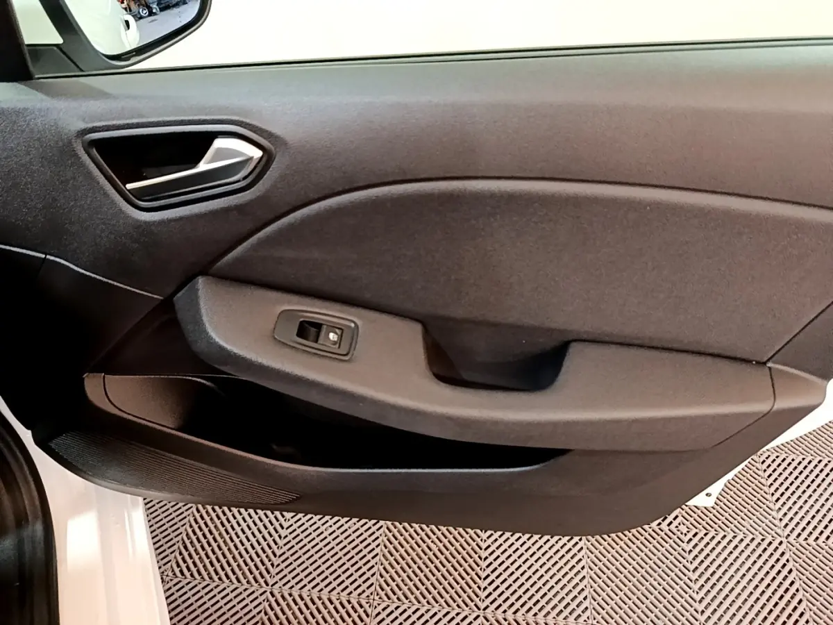 Vue rapprochée de la porte intérieure côté gauche de la Renault Clio Business Blue dCi 115 blanche, avec commande de fenêtre.