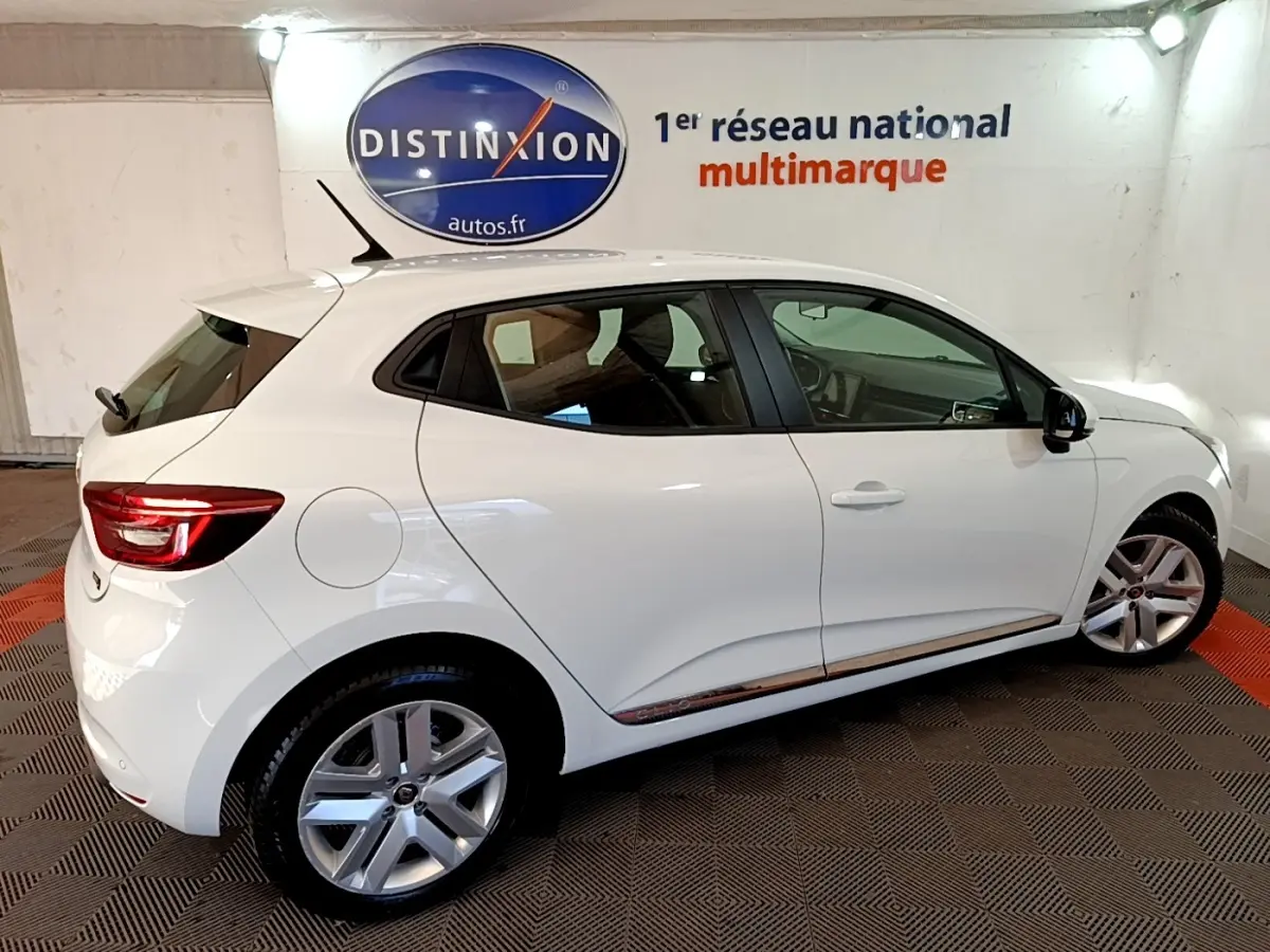 Vue latérale droite d'une Renault Clio Business Blue dCi 115 blanche, avec jantes alliage et feux arrière LED visibles.