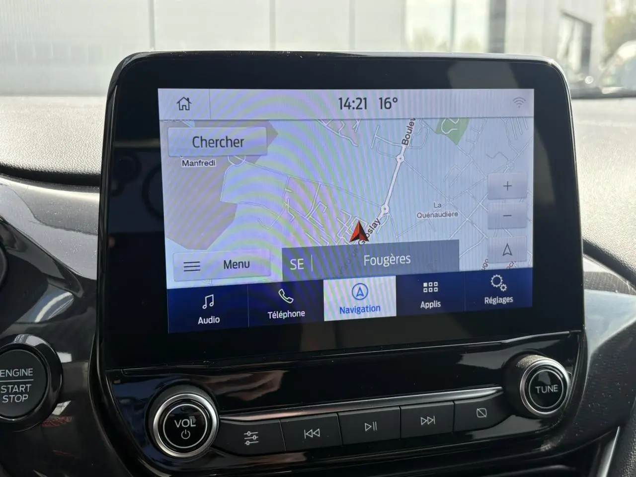 Écran tactile central du Ford Puma 2023 affichant la navigation avec carte et commandes audio visibles.