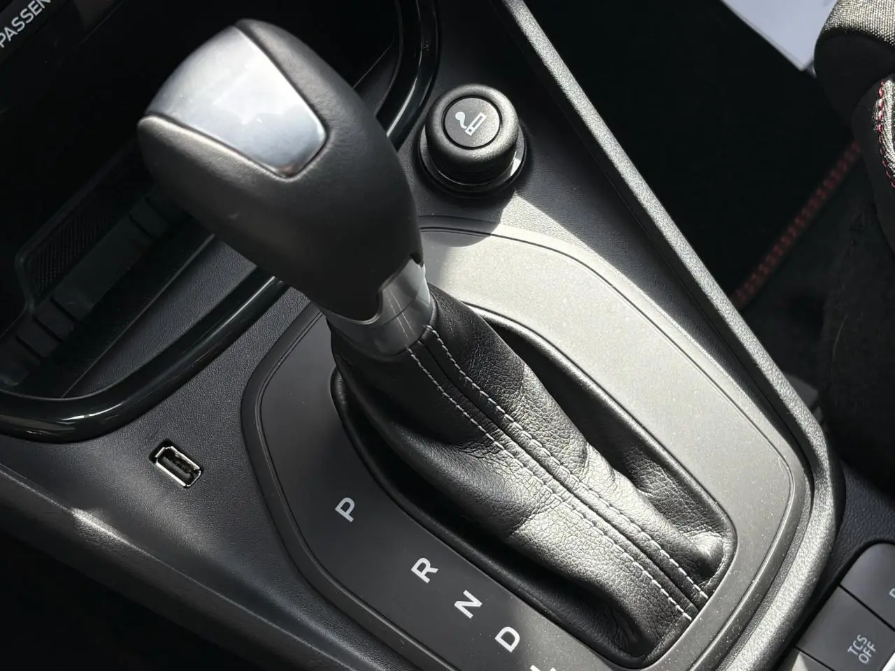 Gros plan sur le levier de vitesses automatique noir en cuir de la console centrale du Ford Puma Ecoboost 2023.