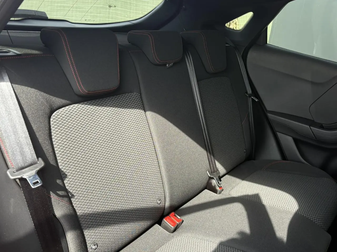 Vue intérieure arrière du siège arrière noir avec surpiqûres rouges du Ford Puma 2023, finition ST Line.