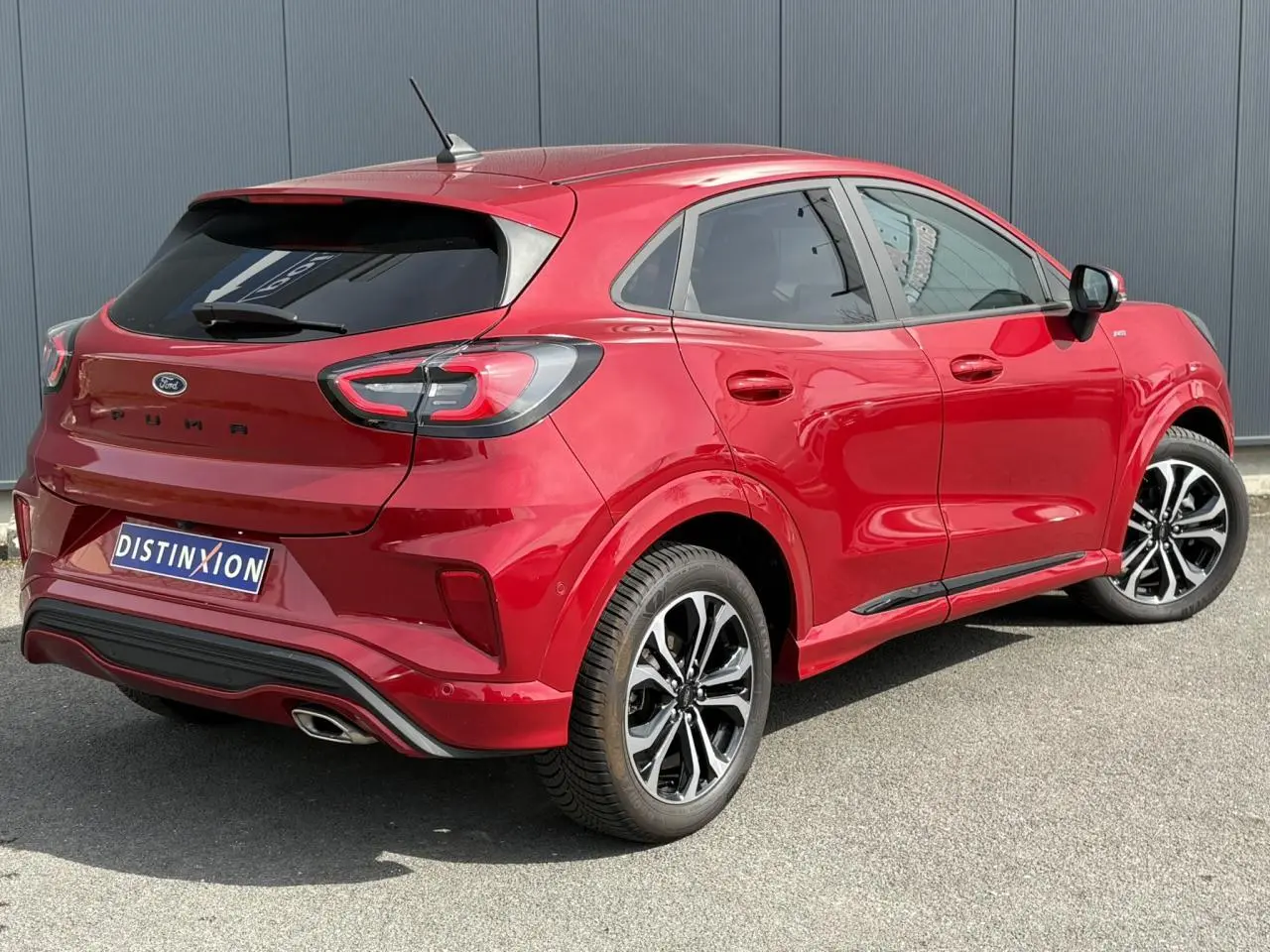 Vue 3/4 arrière droite du Ford Puma Ecoboost 155 ST Line rouge Fantastic avec jantes alliage et hayon électrique.