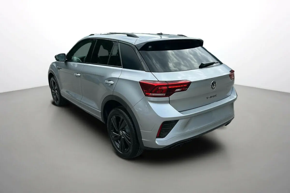 Volkswagen T-Roc gris pyrite vue 3/4 arrière droit avec jantes noires et vitres surteintées.