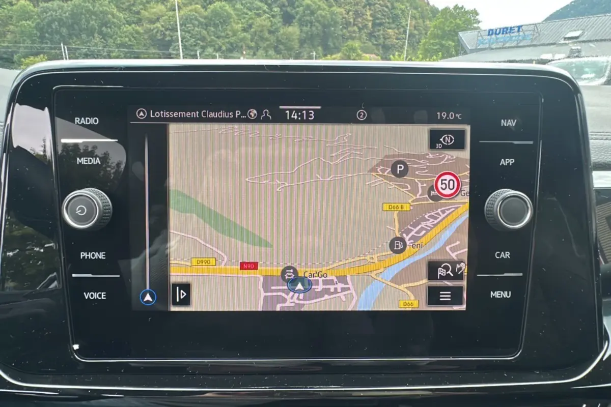 Écran tactile central du Volkswagen T-Roc 2025 affichant la navigation GPS avec carte routière détaillée.