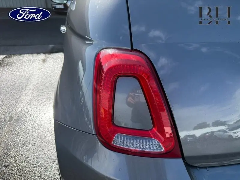 Gros plan sur le feu arrière droit d'une FIAT 500 Electroclash Grey Métal, finition brillante et détails lumineux rouges.
