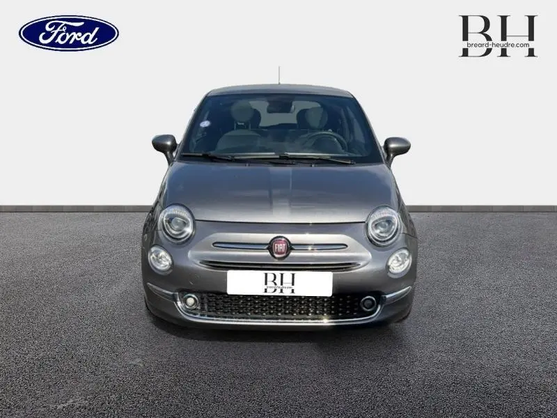 Vue de face d'une Fiat 500 1.0 70ch BSG S&S Dolcevita en Electroclash Grey Métal avec phares ronds et calandre chromée.