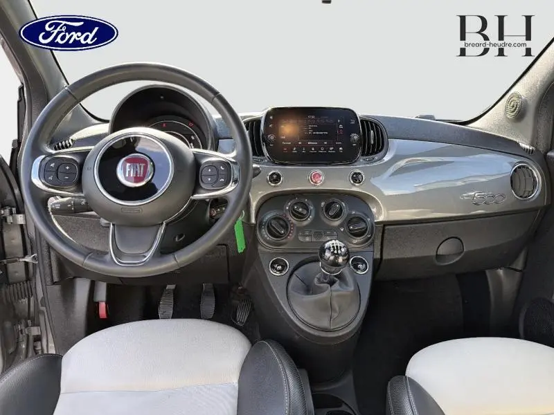 Vue intérieure avant de la Fiat 500 1.0 Electroclash Grey avec volant cuir multifonction et tableau de bord brillant.
