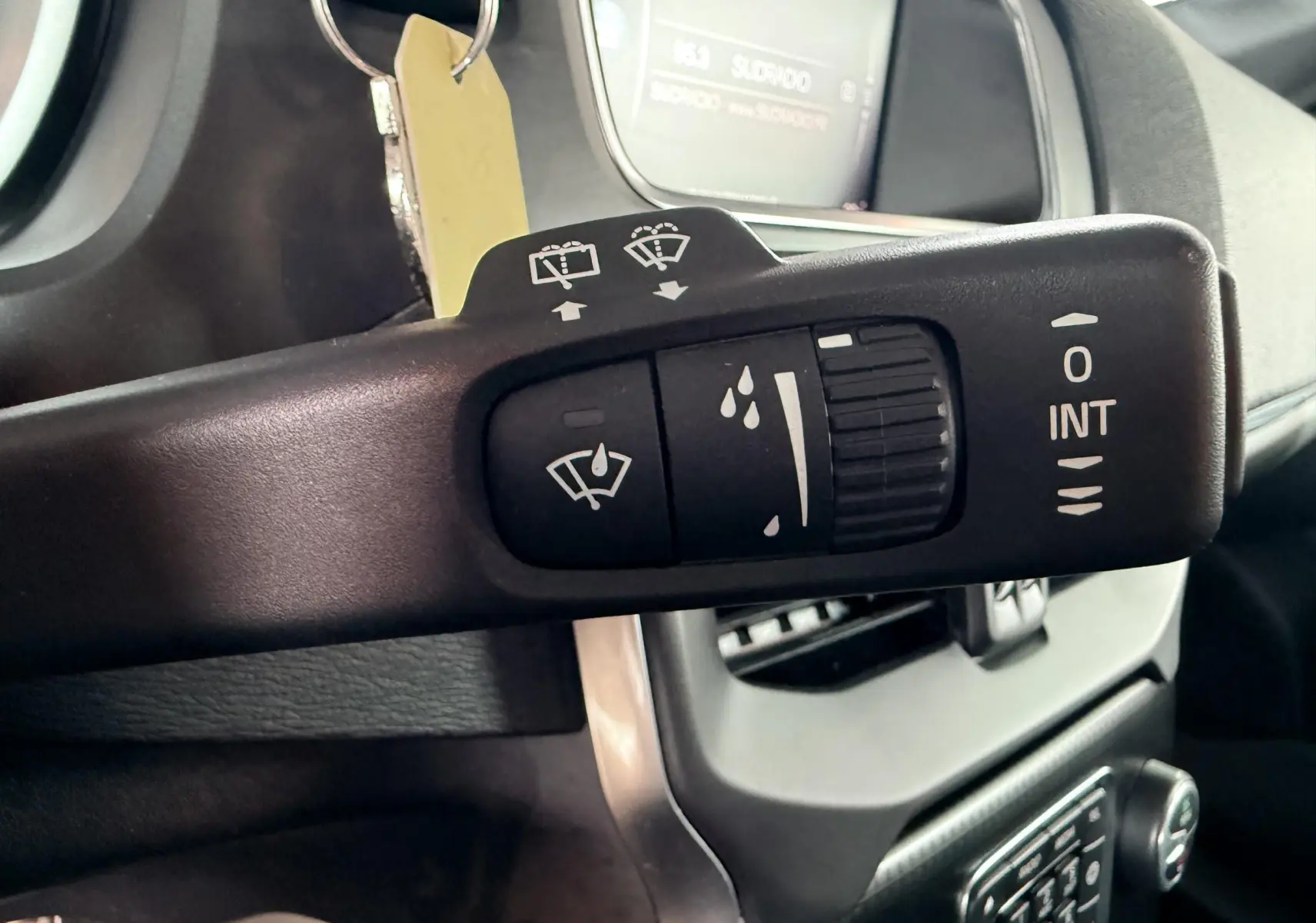 Gros plan sur la commande d’essuie-glace dans l’habitacle d’une Volvo V40 blanche, version R-Design 2017.