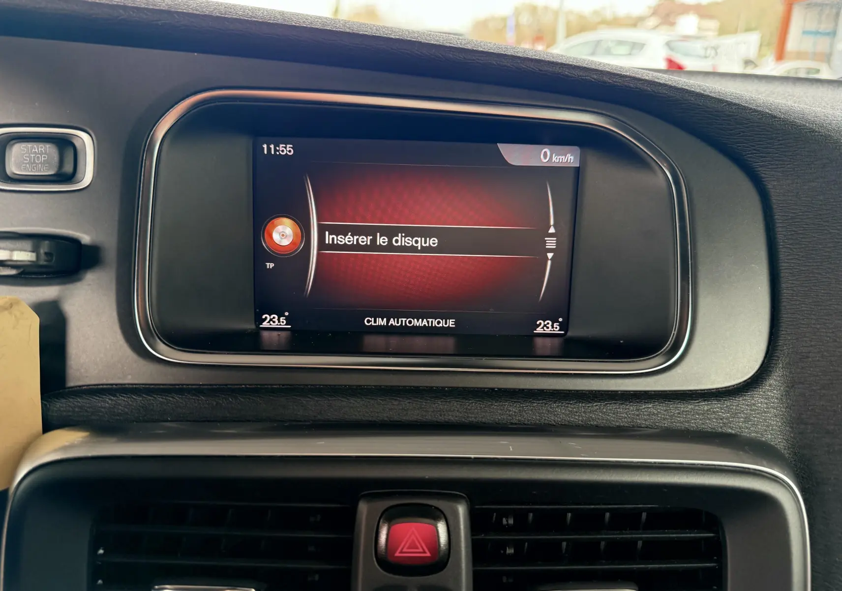 Écran central du tableau de bord d'une Volvo V40 R-Design 2017, affichant un message "Insérer le disque".