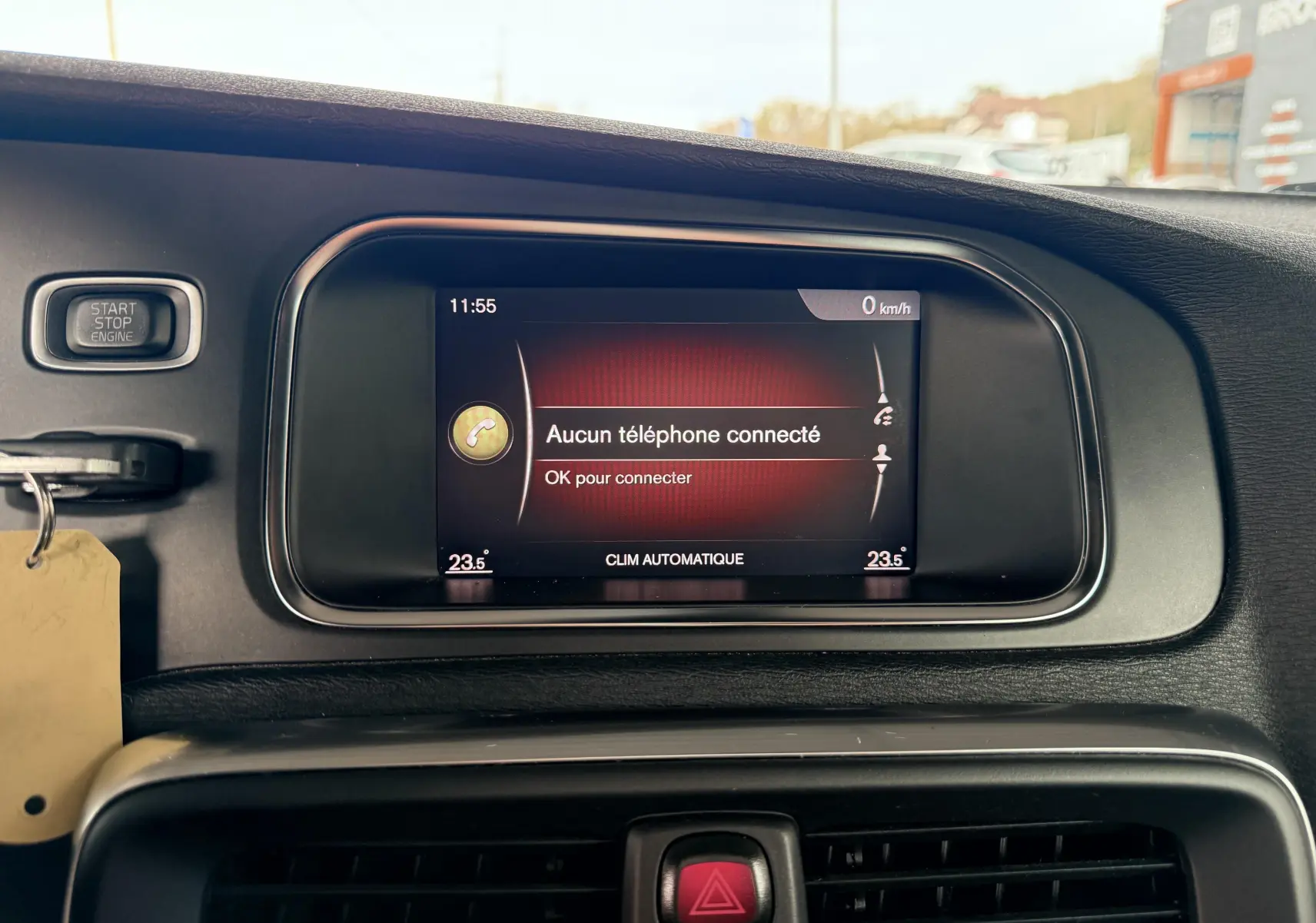 Écran central du tableau de bord d'une Volvo V40 R-Design 2017, affichant l'absence de téléphone connecté.