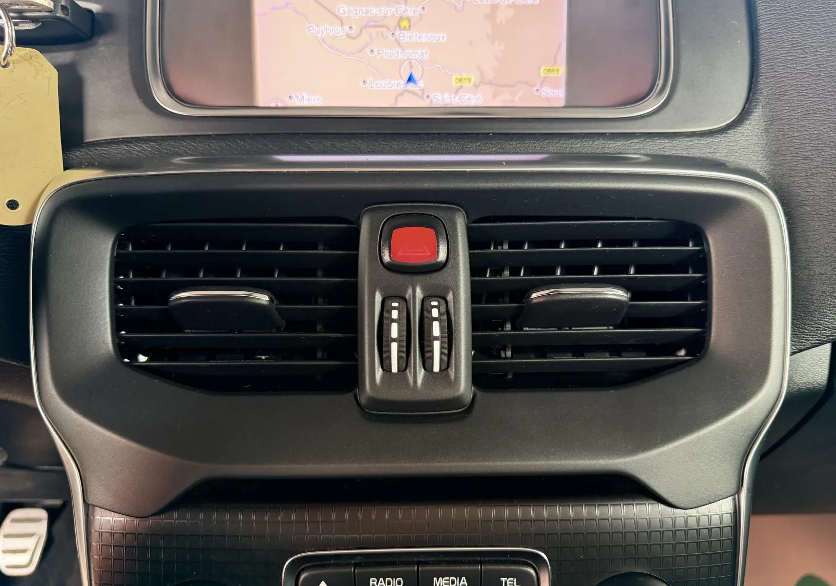 Gros plan sur la console centrale de la Volvo V40 R-Design 2017, montrant les aérateurs et l'écran de navigation.