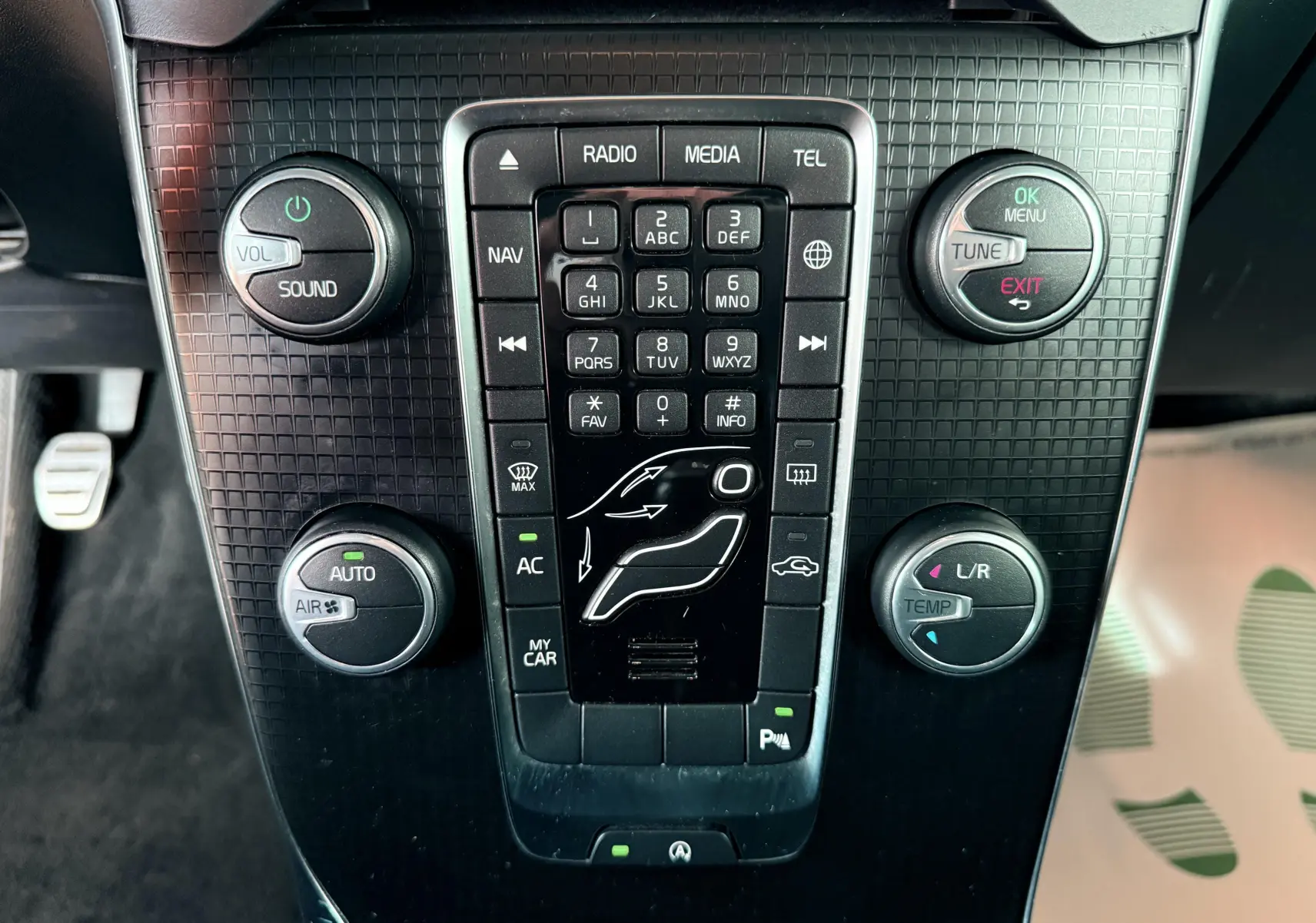 Vue rapprochée de la console centrale noire du Volvo V40 R-Design 2017, montrant les commandes audio et climatisation.