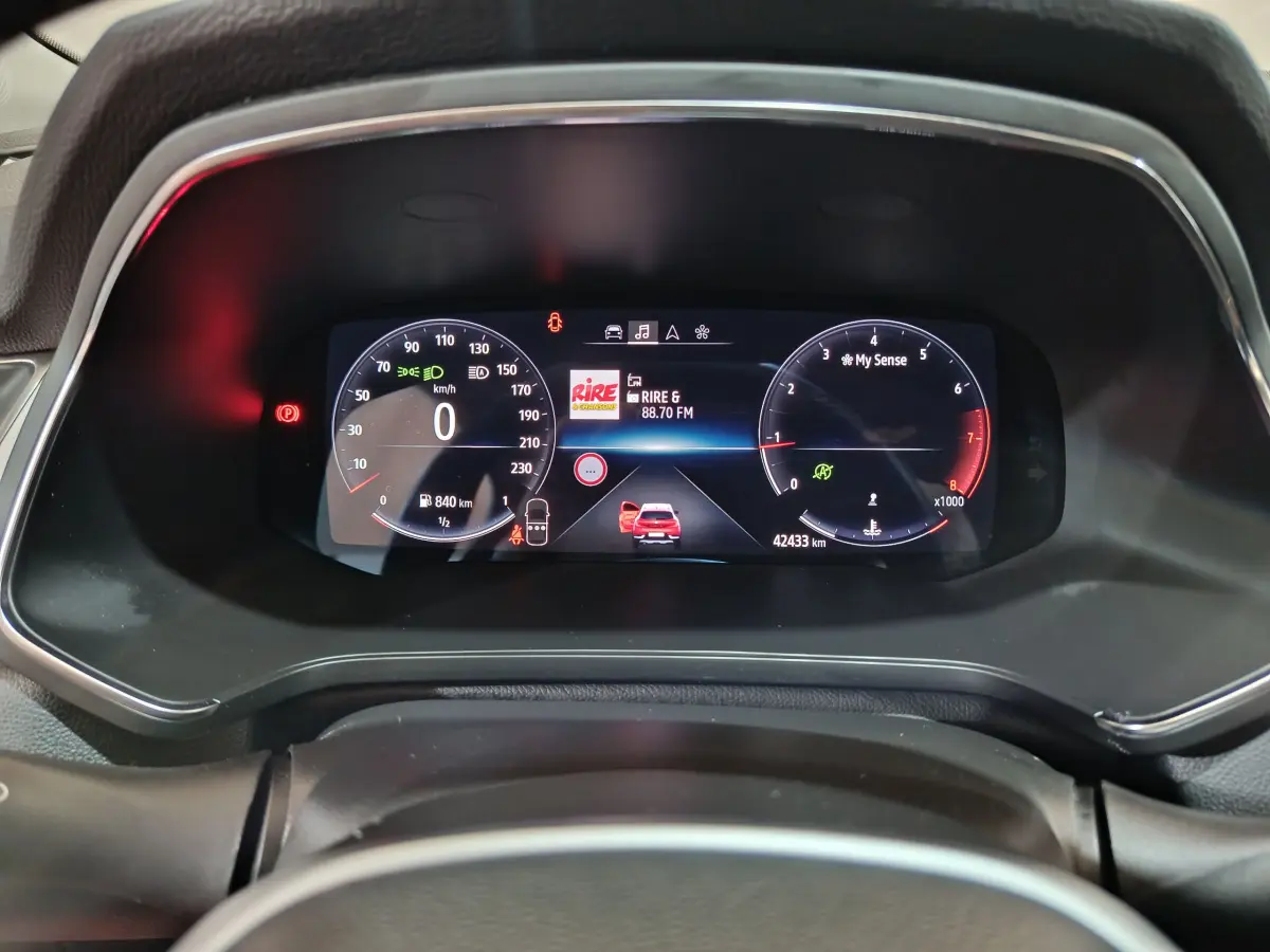 Combiné d'instruments numérique du Renault Captur Techno TCe 90 2024, affichage multifonctions et compte-tours lumineux.